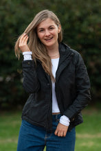 Carregar imagem no visualizador da galeria, Chaqueta Mujer Impermeable Cola Pato Negro
