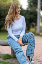 Cargar imagen en el visor de la galería, Pantalón en Jean pintado mano figuras
