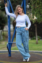 Cargar imagen en el visor de la galería, Pantalón en Jean pintado mano figuras
