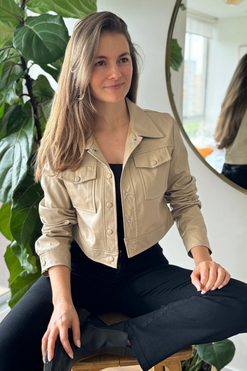 10012 Chaqueta Corta Tipo Cuero