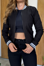 Cargar imagen en el visor de la galería, Chaquetas Dril Bomber Classic 26094 Negro Corte

