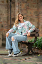 Cargar imagen en el visor de la galería, Cazadora Corta Flores 202
