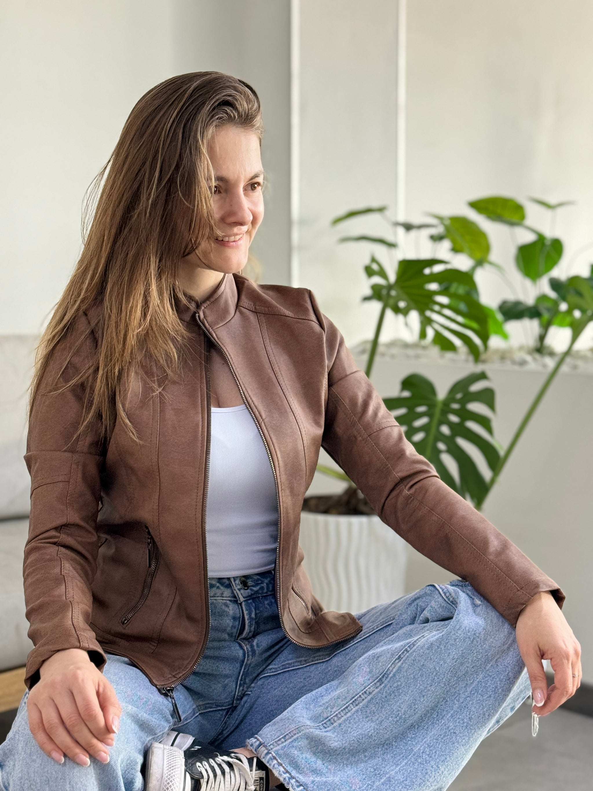 Outfit Con Chamarra De Cuero Cafe Mujer Chaquetas De Cuero Color